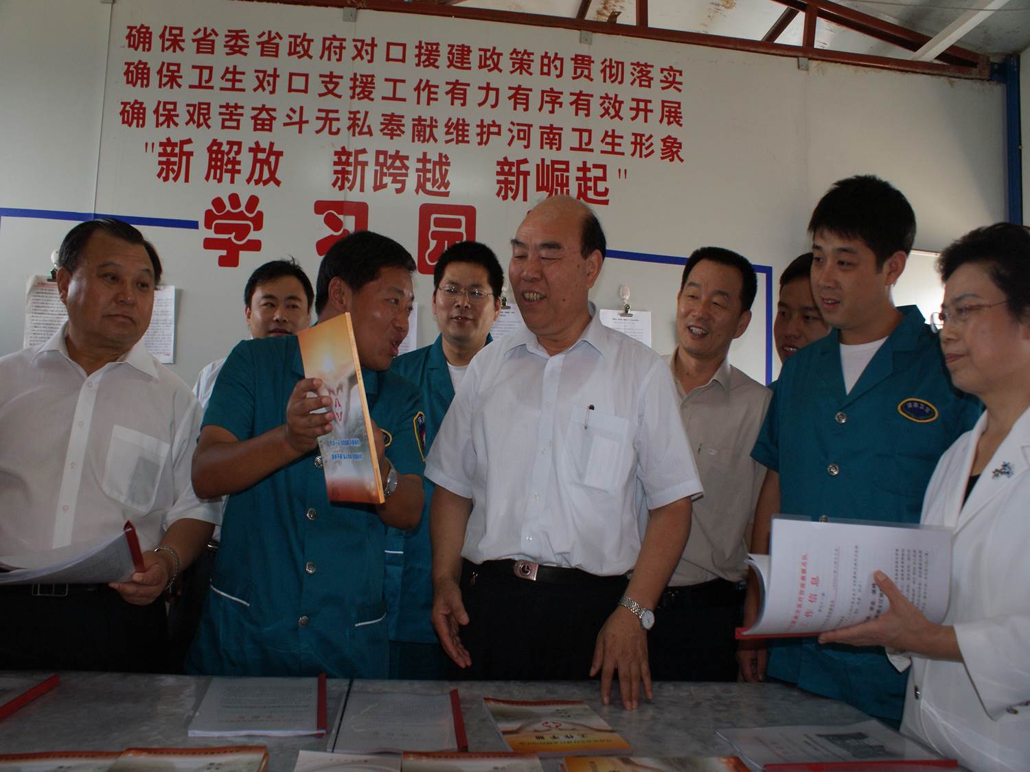 时任省人大副主任李柏拴、王菊梅到江油看望卫生队员