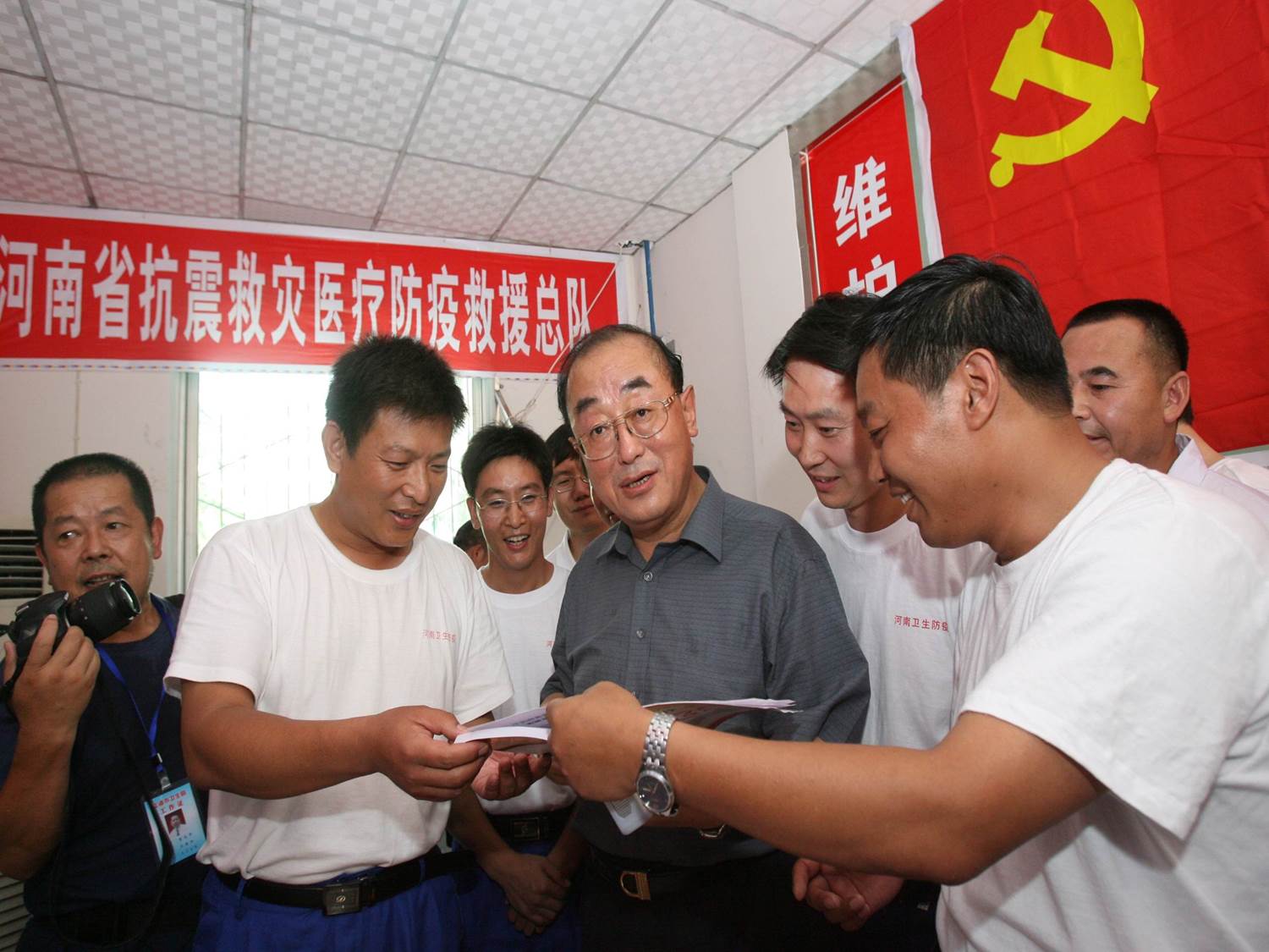 国务院抗震救灾总指挥部卫生防疫组组长、卫生部党组书记、副部长高强看望河南医疗防疫队员